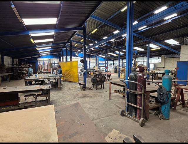 1,673M² WAREHOUSE FOR SALE IN BOOYSENS